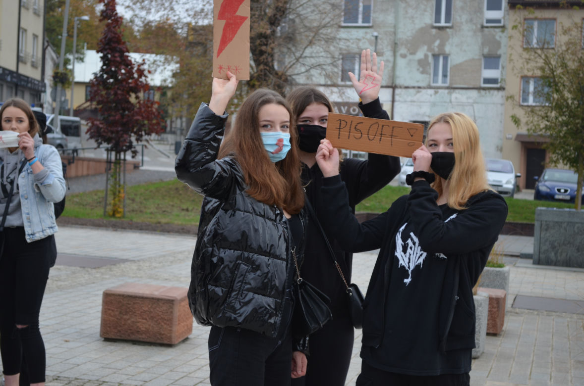 "NIE JESTEŚMY INKUBATORAMI" w Starachowicach też protestowali przed biurami posłów PiS 