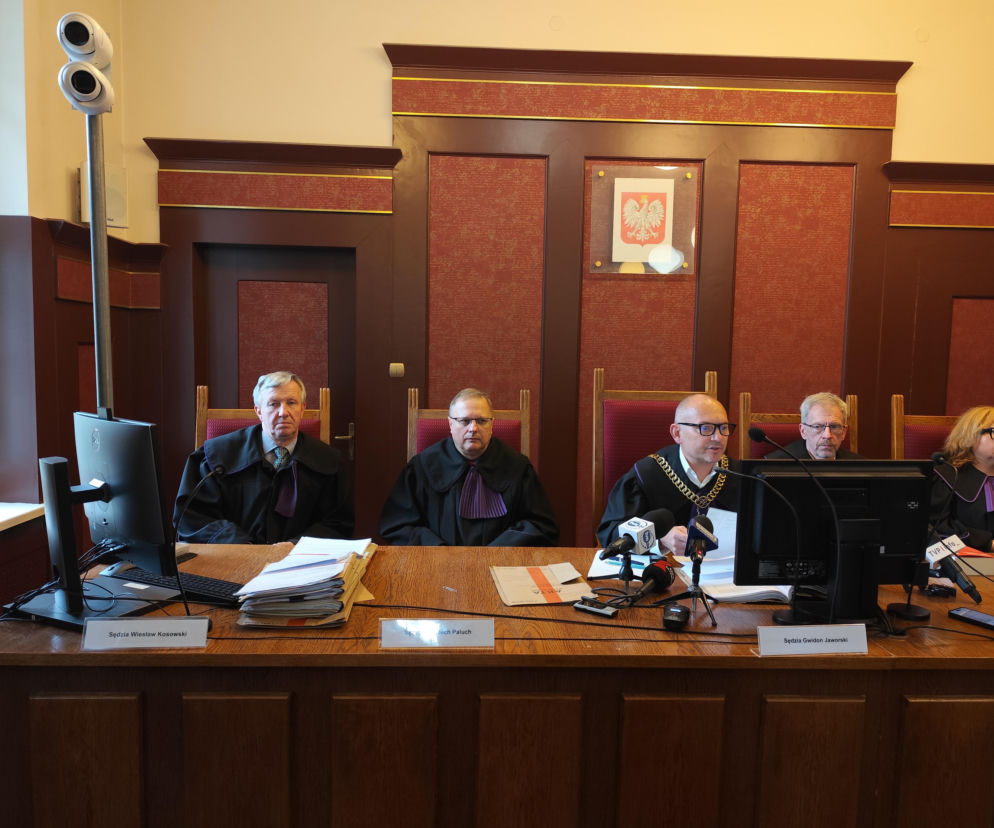 Pięcioro sędziów w togach przy stole w Sądzie Apelacyjnym w Katowicach. O zaostrzeniu kary za śmierć księdza pisze Eska Śląskie.