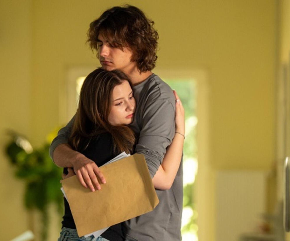 Ewa (Gabriela Ziembicka) obejmuje Romea (Jacek Tyszkiewicz), pocieszając go po śmierci matki w 3302 odcinku serialu Barwy szczęścia. Walawska trzyma w ręku brązową teczkę, a para stoi w jasnym pomieszczeniu. Więcej o dramatycznych chwilach w Barwach szczęścia przeczytasz na portalu Super Seriale.