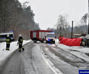 Śmiertelny wypadek w Lidzbarku. Bus uderzył w drzewo. Nie żyje młoda kobieta