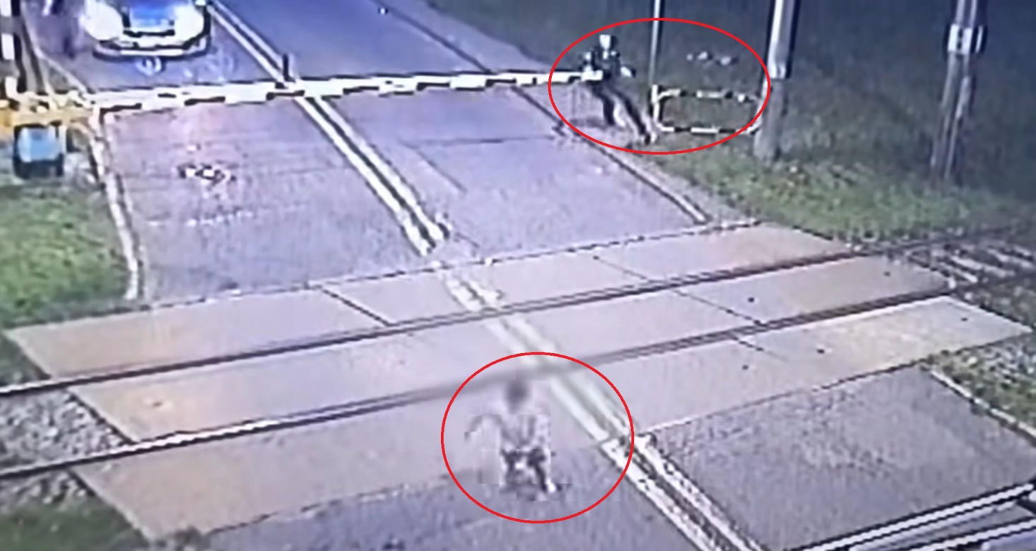Wstrząsające nagranie pokazali policjanci z Mikołowa. 6-latek bawił się na torach, potem przejeżdża pociąg