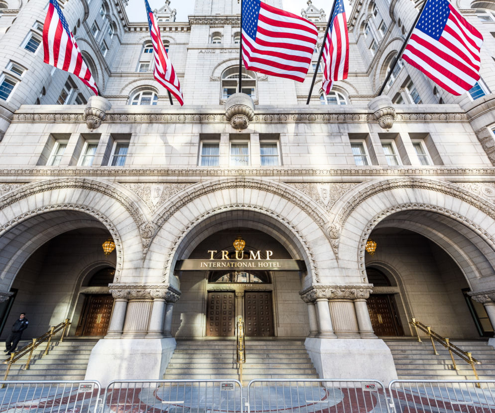Trump sprzedaje swój sławny hotel! Koniec pewnej epoki