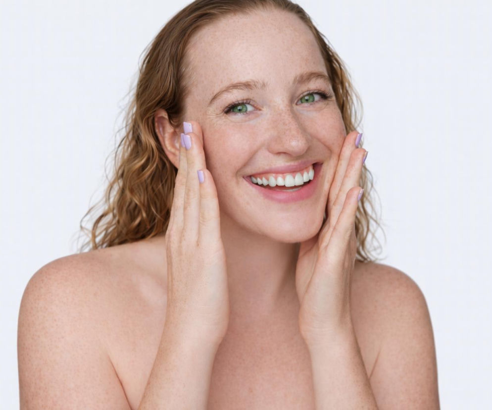 Uśmiechnięta kobieta, pielęgnacja