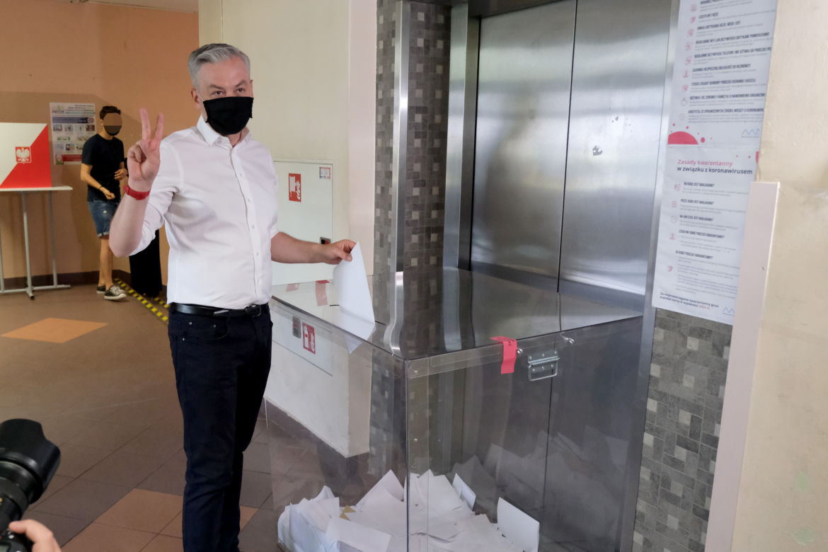 Wybory 2020 Robert Biedroń ze swoim partnerem Krzysztofem Śmiszkiem oddali głosy
