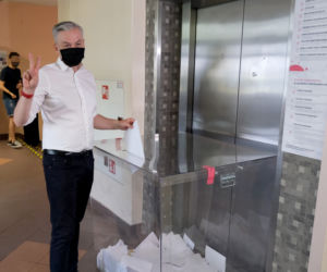 Wybory 2020 Robert Biedroń ze swoim partnerem Krzysztofem Śmiszkiem oddali głosy