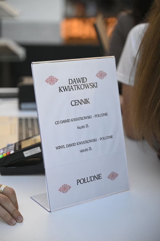 Dawid Kwiatkowski podpisuje płyty na spotkaniu z fanami