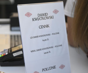 Dawid Kwiatkowski podpisuje płyty na spotkaniu z fanami