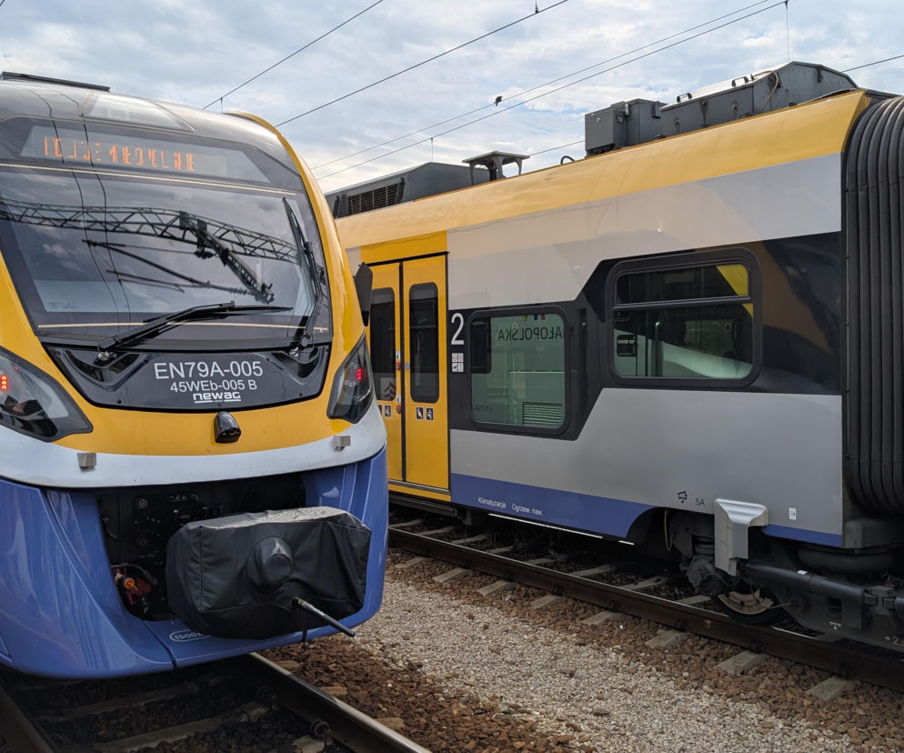 Dwa nowoczesne pociągi Impuls 2 na torach w Tarnowie. O nowej flocie Kolei Małopolskich przeczytasz na Eska Tarnów.