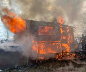 Z piętrowego domu zostały tylko zgliszcza, ogień zabrał wszystko. Potężny pożar pod Warszawą