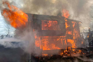 Z piętrowego domu zostały tylko zgliszcza, ogień zabrał wszystko. Potężny pożar pod Warszawą