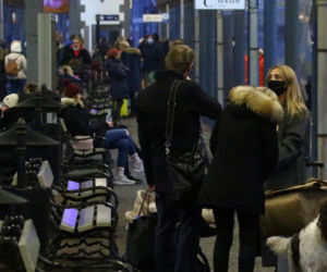 Donald Tusk z rodziną na dworcu kolejowym w Sopocie