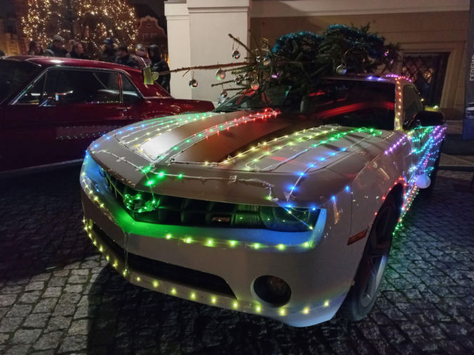 Świąteczny Zlot Amerykańskich Samochodów na Rynku w Lesznie