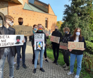 Protest pod kościołem św. Antoniego w Lesznie