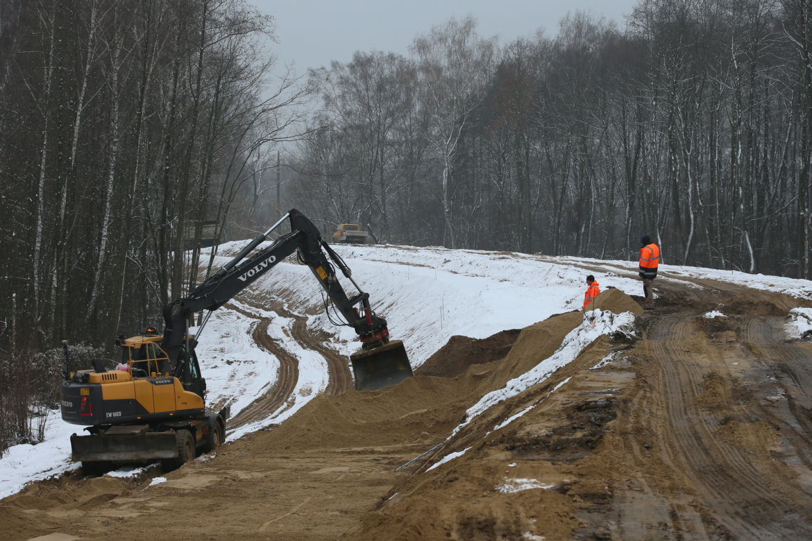 Kolej do Zegrza opóźniona. Wykonawca czeka na specjalną włókninę 