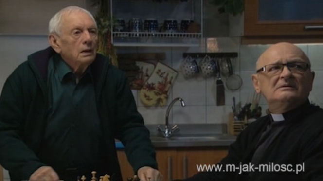 M jak miłość. Lucjan Mostowiak (Witold Pyrkosz), ksiądz (Maciej Damięcki)
