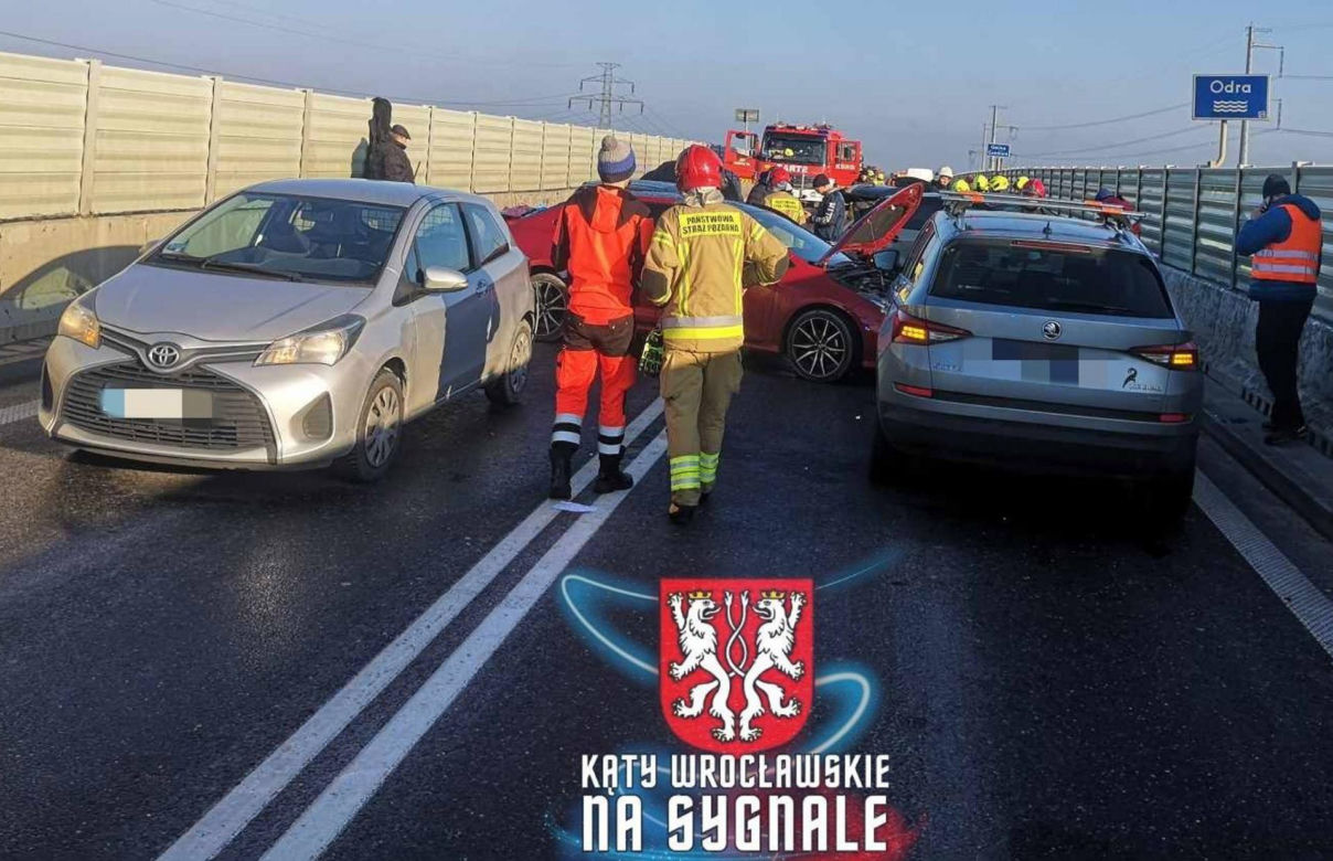 Strażacy chcieli pomóc przy wypadku. Wtedy w jednego z nich wjechał samochód