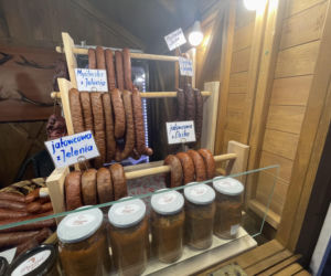 Pokémony, różowe gofry i zaskakujące różnice w cenach. Porównaliśmy łódzkie jarmarki