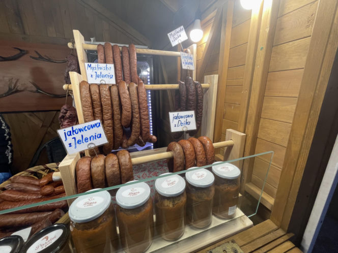 Pokémony, różowe gofry i zaskakujące różnice w cenach. Porównaliśmy łódzkie jarmarki