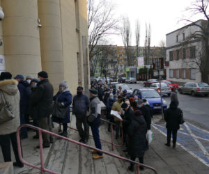 Seniorzy stoją w ogromnych kolejkach