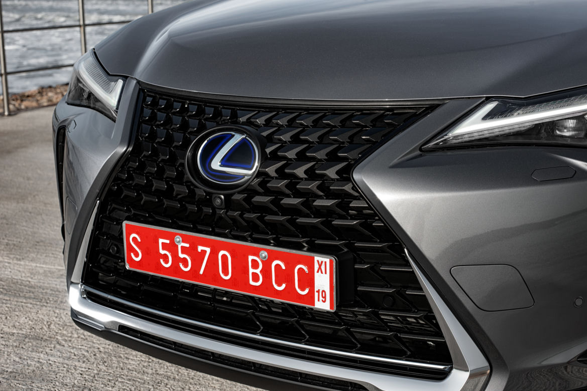 Lexus UX 250h E-Four Omotenashi