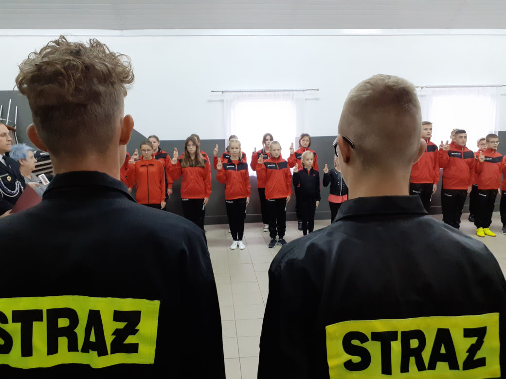 Ślubowanie Młodzieżowej Drużyny Pożarniczej OSP Dąbrówka Stany i 104-lecie jednostki