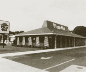 PIZZA HUT.