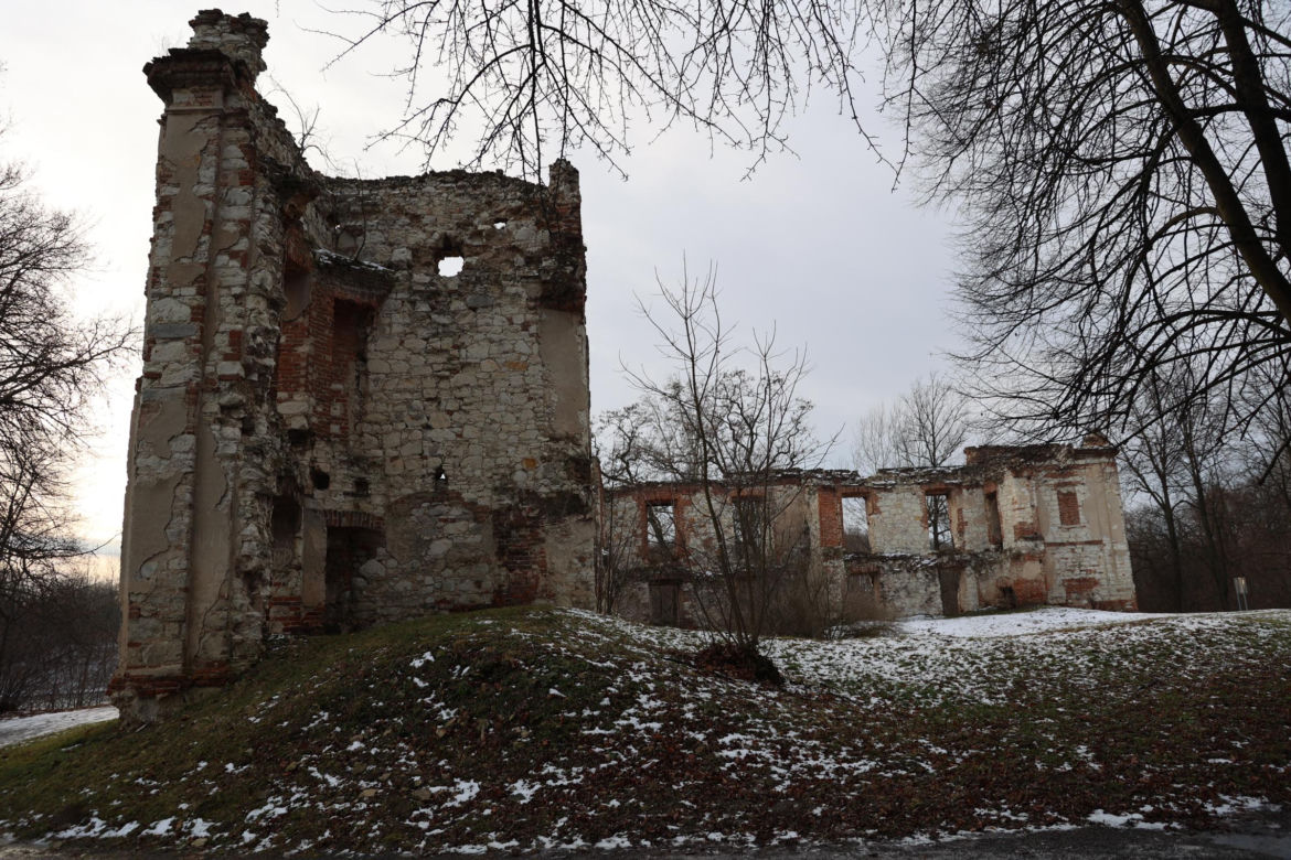 Ruiny zamku w Bychawie położone są nad zalewem