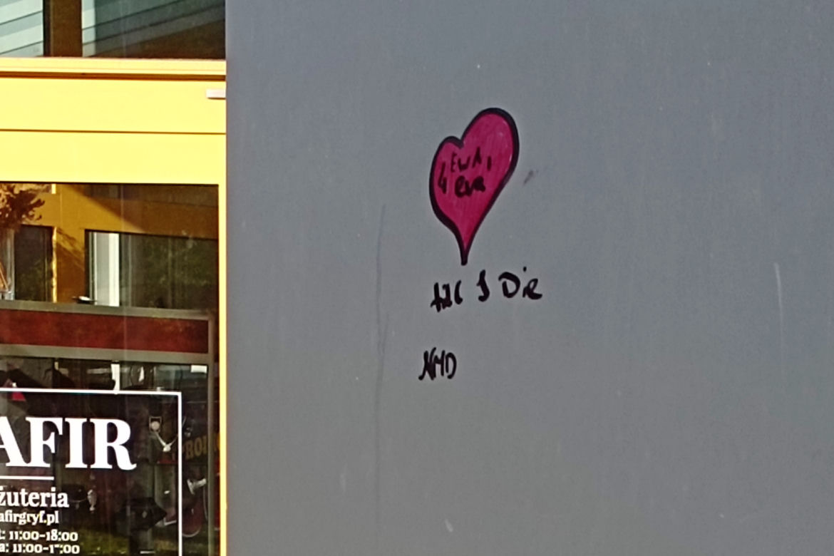 Wyznaje miłość Ewie na ulicach Szczecina. Zakochany desperat? Artysta? A może zwykły wandal?