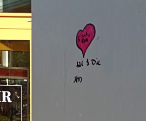 Wyznaje miłość Ewie na ulicach Szczecina. Zakochany desperat? Artysta? A może zwykły wandal?