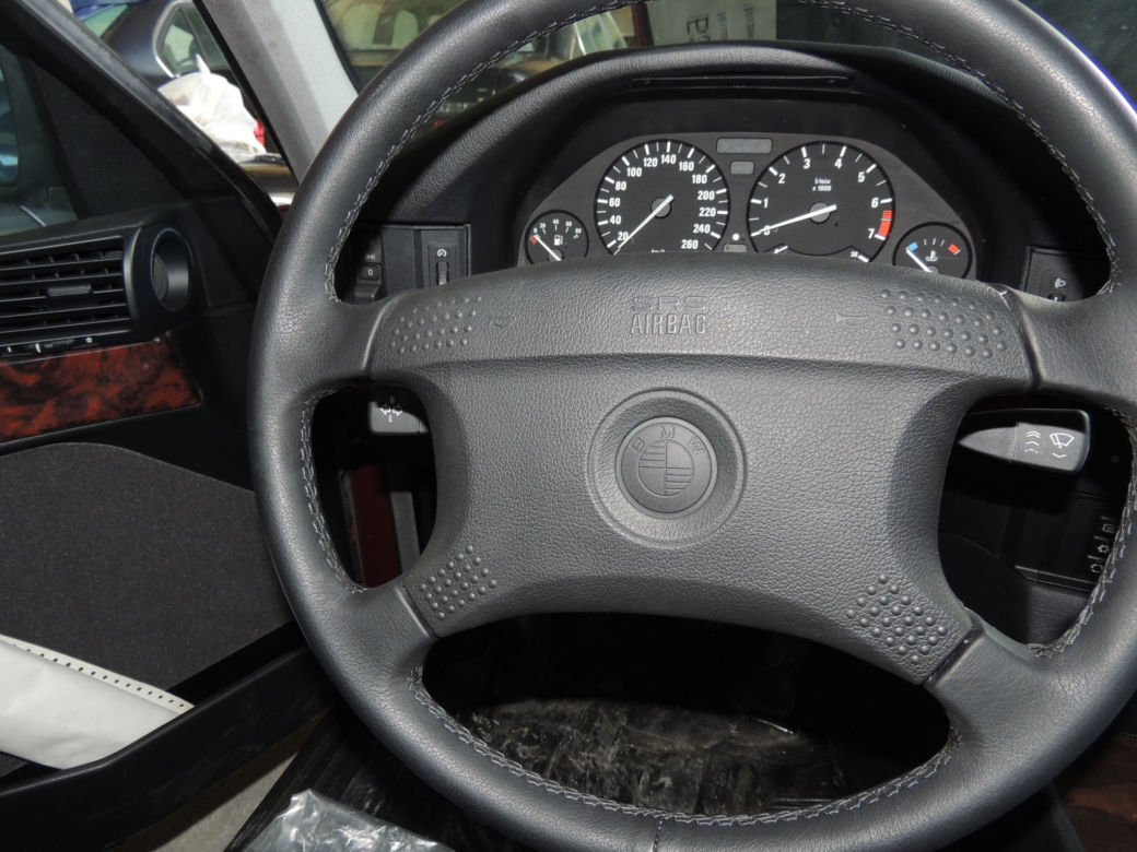 Bułgaria. Odnaleziono w magazynie 11 fabrycznie nowych BMW E34