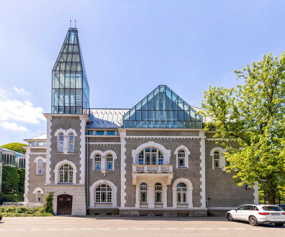 Szara Willa w Warszawie z nowoczesną szklaną wieżą. O historii tego zabytku przeczytasz w serwisie Architektura.