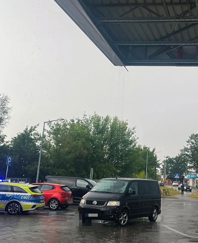 Krajobraz jak po apokalipsie! Potężna burza w Dęblinie. Drzewa miażdżyły samochody