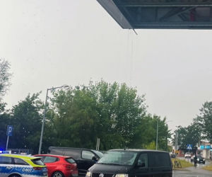 Krajobraz jak po apokalipsie! Potężna burza w Dęblinie. Drzewa miażdżyły samochody