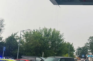 Krajobraz jak po apokalipsie! Potężna burza w Dęblinie. Drzewa miażdżyły samochody