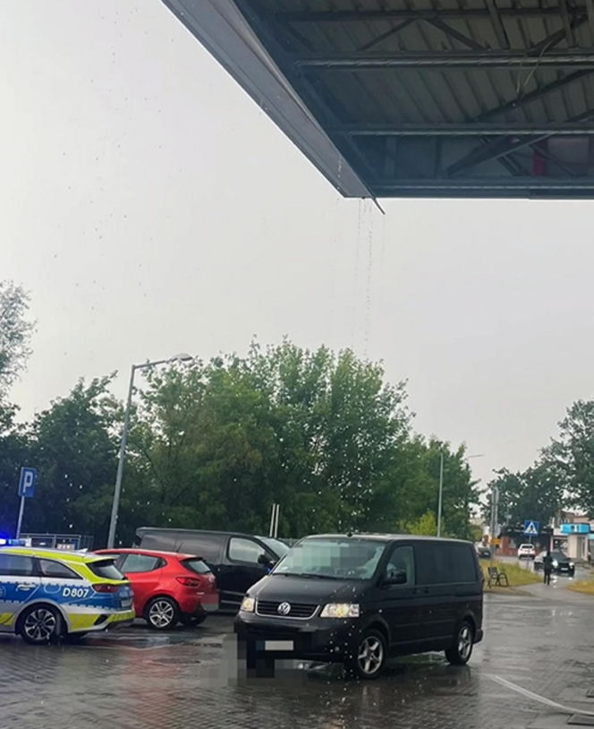 Krajobraz jak po apokalipsie! Potężna burza w Dęblinie. Drzewa miażdżyły samochody