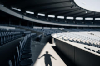 Grzegorz Braun na meczu. Europoseł zaskoczył towarzystwem, kim są jego goście?