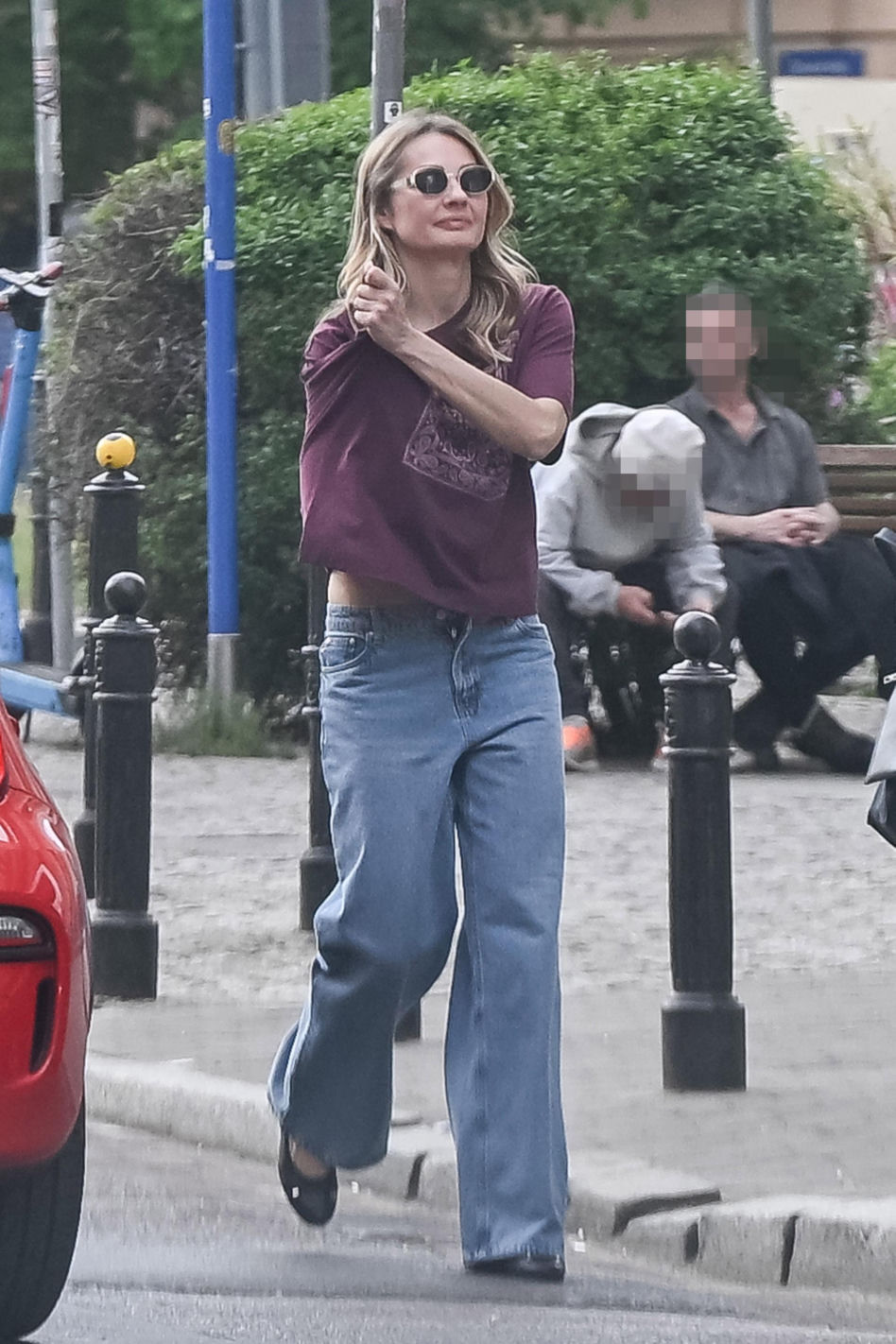 Małgorzata Socha przebiera się na ulicy