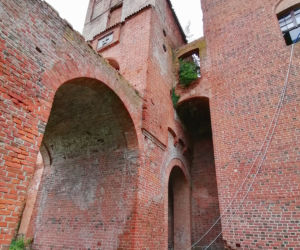 Pomarańczowi rowerzyści najechali zamek w Szymbarku