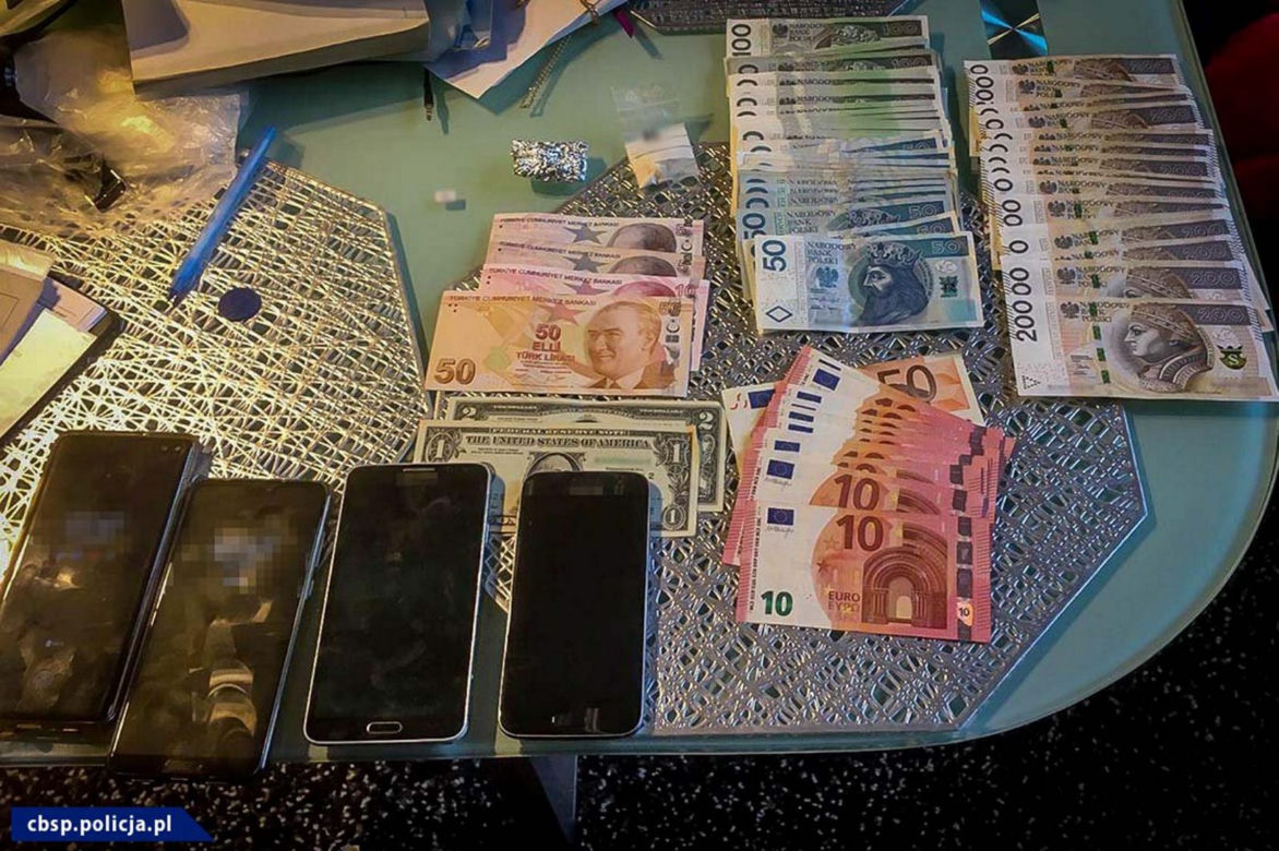 Oprócz gotówki zabezpieczono także telefony zatrzymanych. To dzięki nim bandyci kontaktowali się ze swoim szefem.