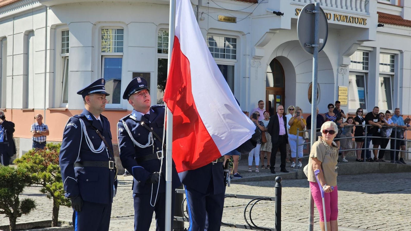Nadanie sztandaru dla KPP w Świdwinie