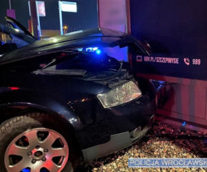 Pijany kierowca audi wjechał w sklepową witrynę pod Wrocławiem 