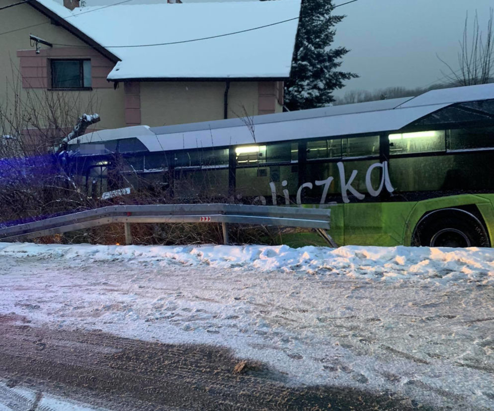 Autobus wypadł drogi na trasie: Wieliczka - Grabówki
