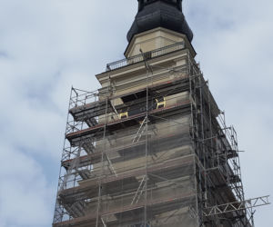 Montują cyferblat i wskazówki zegara na ratuszu