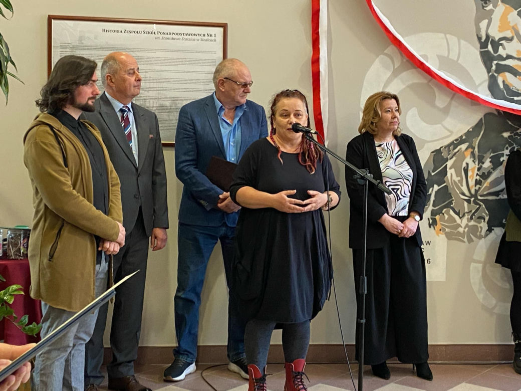 Uczniowie ZSP nr 1 stworzyli mural na ścianach szkoły. Grafika przedstawia patrona placówki
