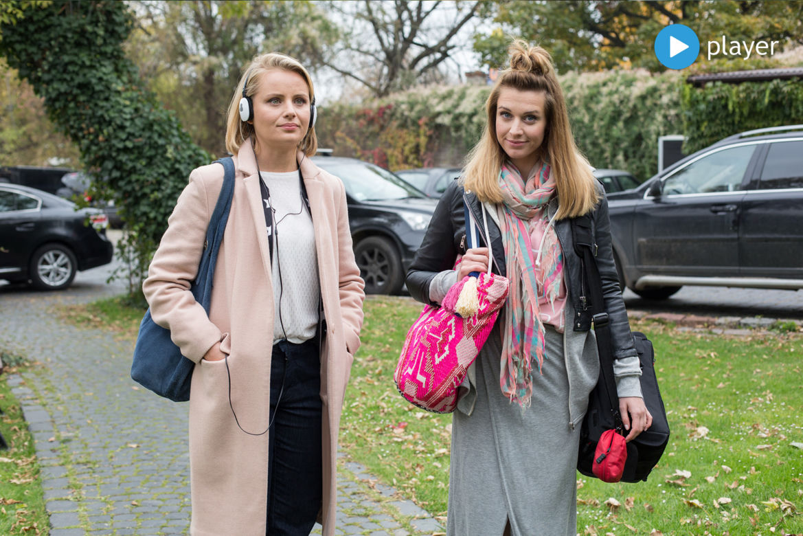 Singielka, Elka (Paulina Chruściel), Natalia (Julia Kamińska)