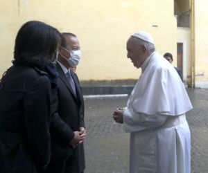 Papież Franciszek dostał wodorową Toyotę Mirai