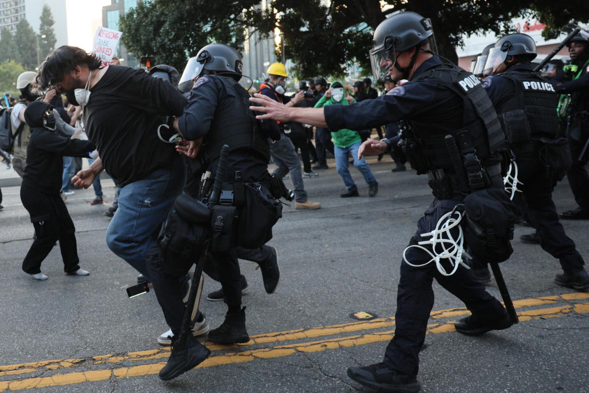 Protesty w Los Angeles coraz silniejsze. Emocje podsycają fałszywe zdjęcia i teorie spiskowe