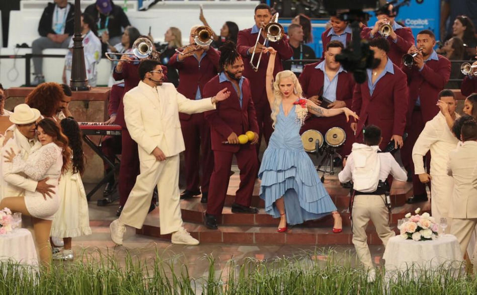 Halftime show na Super Bowl 2026: Bad Bunny, Lady Gaga, Pedro Pascal, Cardi B, John Bon Jovi i smaczki polityczne