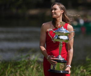 Jelena Rybakina, sesja z pucharem mistrzyni Australian Open
