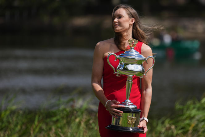 Jelena Rybakina, sesja z pucharem mistrzyni Australian Open